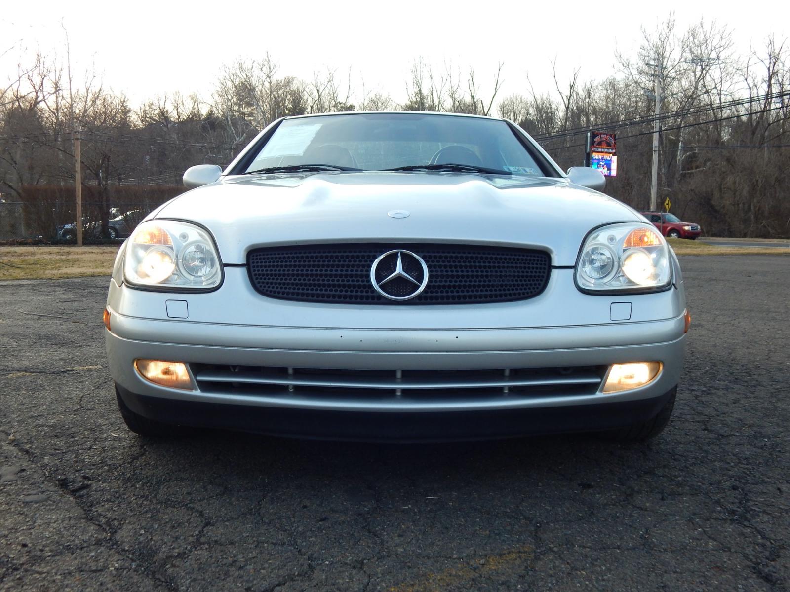 2000 Silver /Black Leather Mercedes-Benz SLK SLK230 (WDBKK47F2YF) with an 2.3L 4 cylinder supercharged engine, Automatic transmission, located at 6528 Lower York Road, New Hope, PA, 18938, (215) 862-9555, 40.358707, -74.977882 - Photo #8